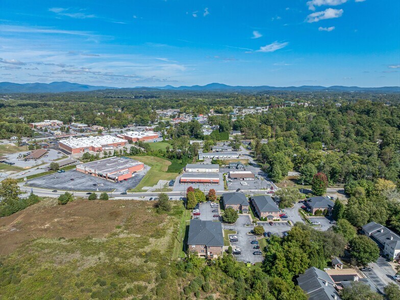 More Photos Of 120 Chadwick Square Ct, Hendersonville Medical For Sale