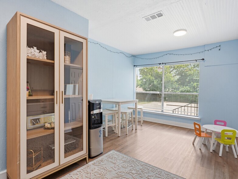 More Photos Of 210 W Pembroke Ave, Dallas Storefront Retail Office For Lease