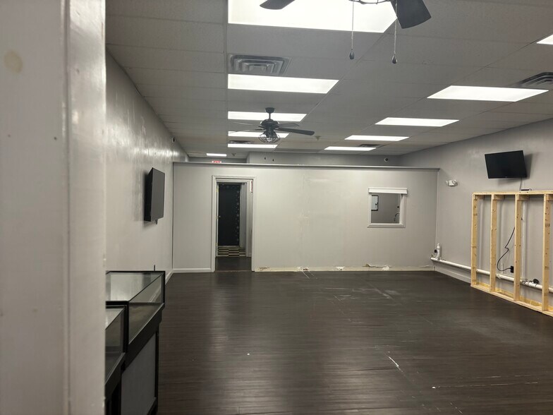 More Photos Of 1916 Kingstown Rd, Wakefield Freestanding For Lease