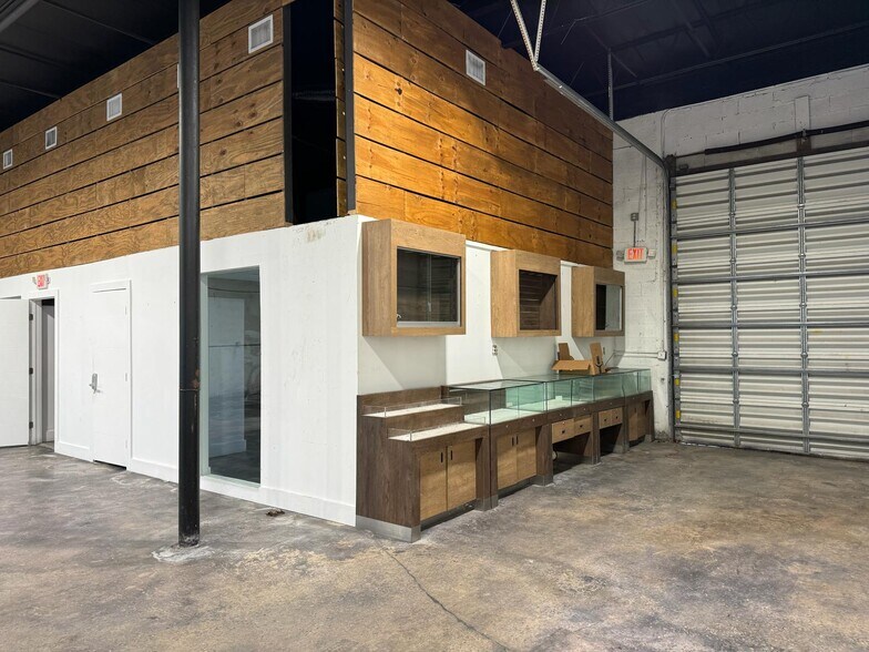 More Photos Of 7880-7882 NW 56th St, Miami Warehouse For Lease