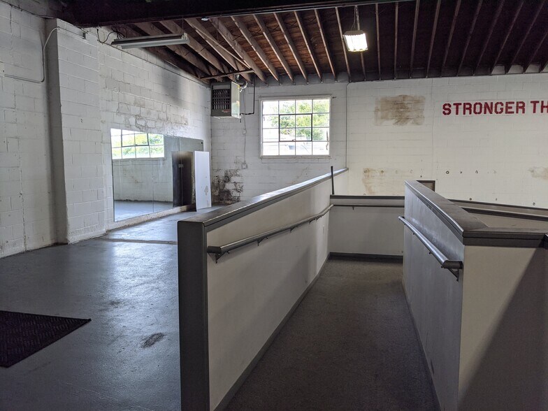 More Photos Of 250 S Kinzie Ave, Bradley Flex For Sale