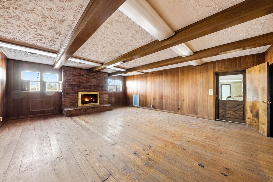 More Photos Of 803 E Broadway Blvd, Jefferson City Warehouse For Sale