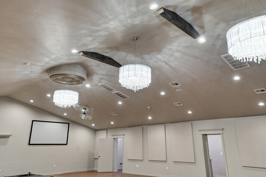 More Photos Of 450 E Main St, Yukon Religious Facility For Sale