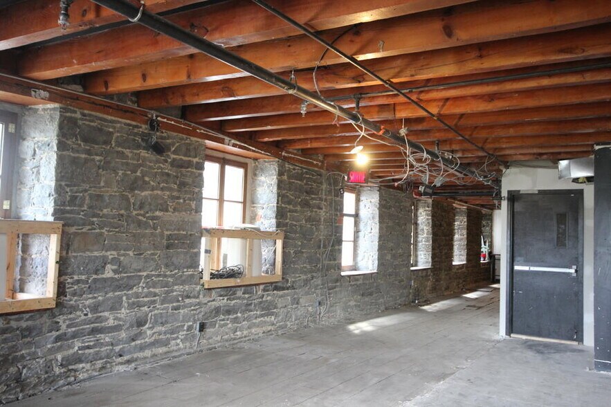 More Photos Of 21 Rue de la Commune E, Montréal Storefront Retail Residential For Lease