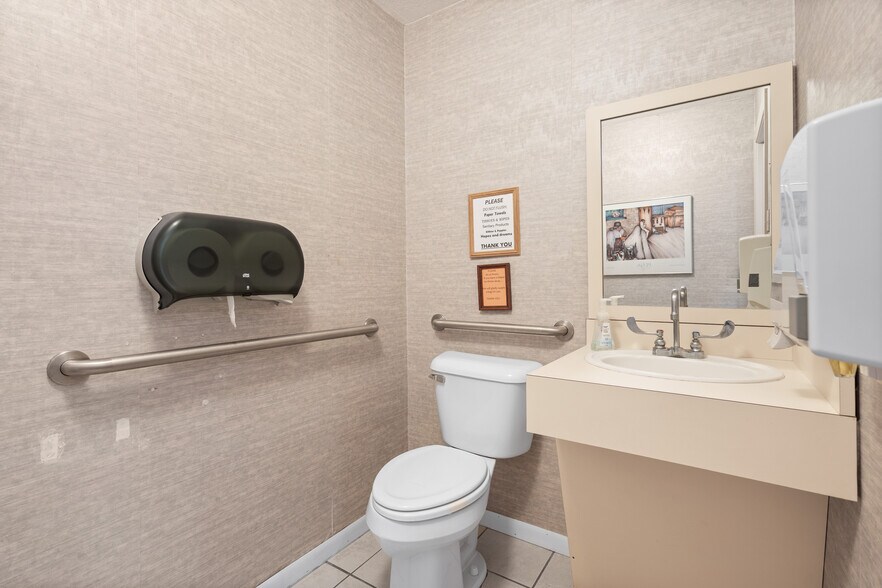 More Photos Of 715 12th Ave NW, Ardmore Medical For Sale