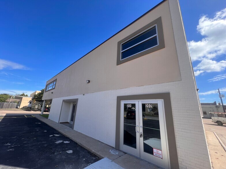 More Photos Of 302 W Defee Ave, Baytown Specialty For Sale