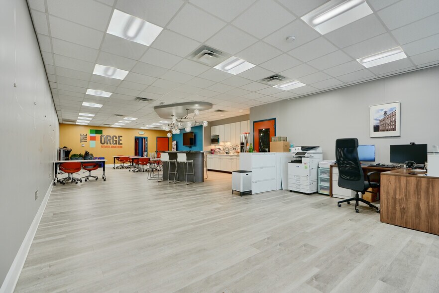 More Photos Of 11 Center Pl, Dundalk Office For Sale