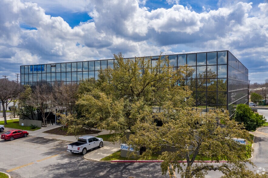 More Photos Of 403 S WW White Rd, San Antonio Office For Sale