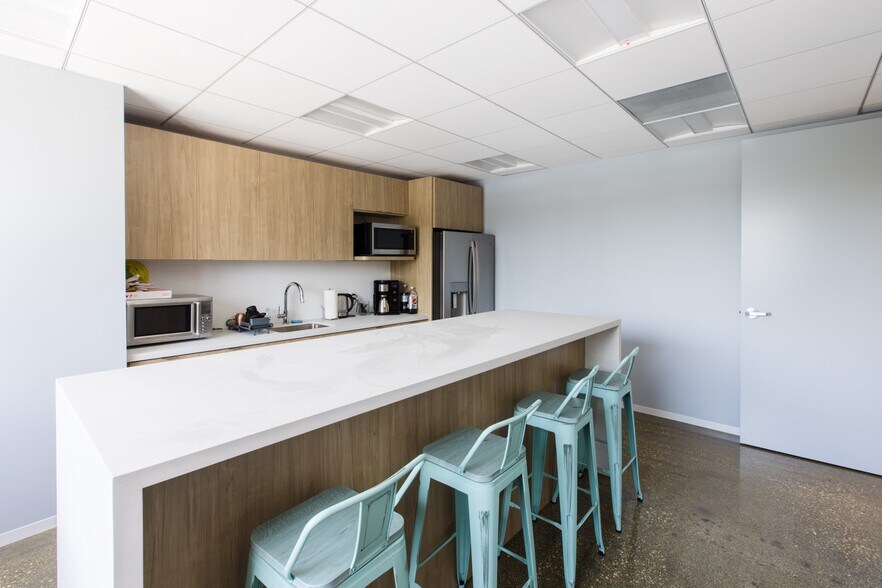 More Photos Of 3250 Mary St, Coconut Grove Office For Lease