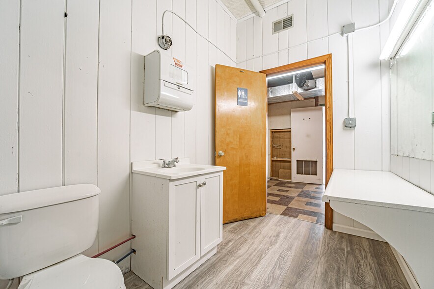 More Photos Of 1003 E Jackson Blvd, Jonesborough General Retail For Sale