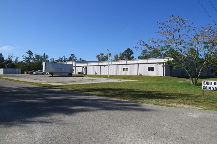 More Photos Of 2575 Front St, Cottondale Industrial For Lease