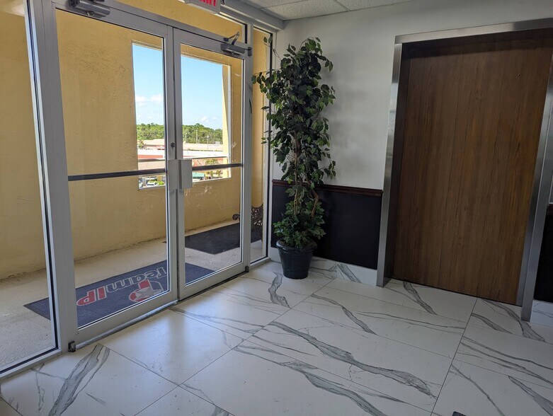 More Photos Of 701 NW Federal Hwy, Stuart Medical For Lease