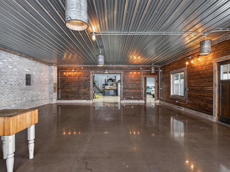 More Photos Of 15306 Covington Rd, Fort Wayne Flex For Sale