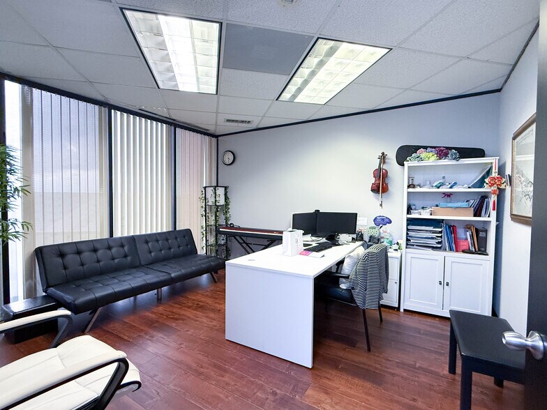 More Photos Of 6100 Corporate Dr, Houston Office For Sale