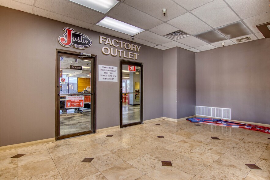 More Photos Of 7100 E Gateway Blvd, El Paso General Retail For Lease