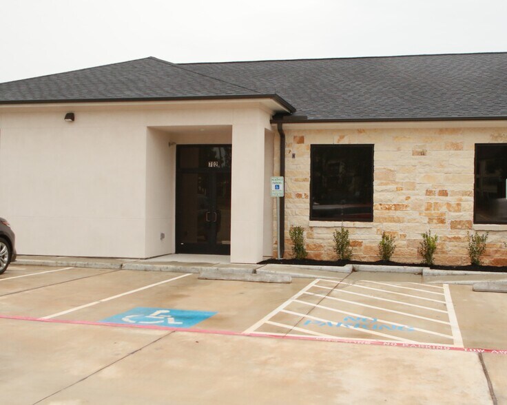 Primary Photo Of 625 Regal Row, Montgomery Medical For Lease