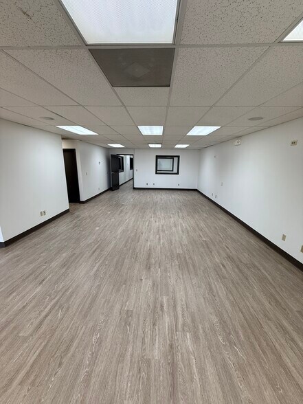 More Photos Of 7737 E 42nd Pl, Tulsa Warehouse For Lease