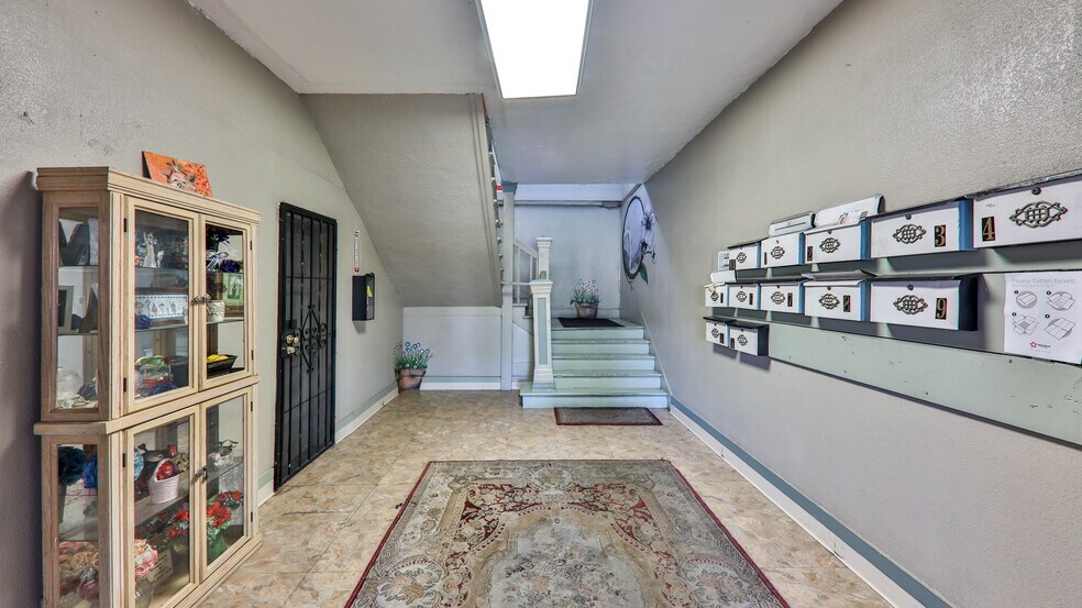 More Photos Of 1252 S Lake St, Los Angeles Storefront Retail Residential For Sale