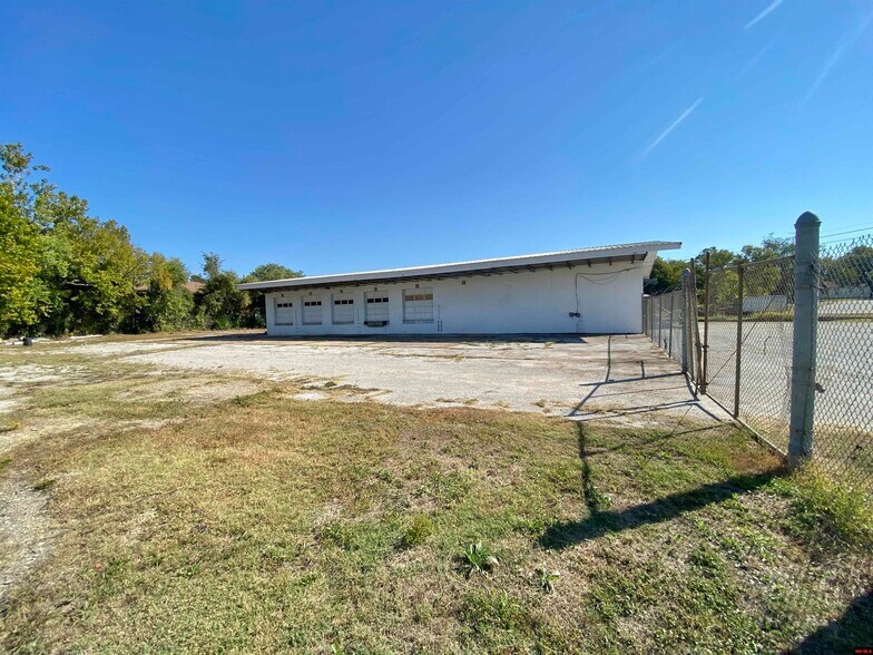 More Photos Of 209 E Wade Ave, Mountain Home Distribution For Sale