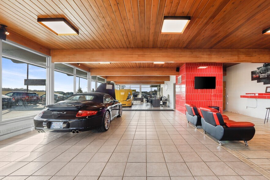 More Photos Of 515 E Wisconsin St, Portage Auto Dealership For Sale