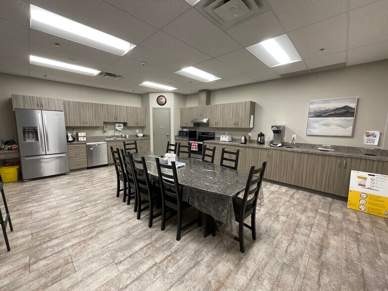 More Photos Of 2810 Bremner Ave, Red Deer Storefront For Sale