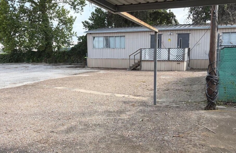 More Photos Of 605 N Richmond Rd, Wharton Flex For Lease