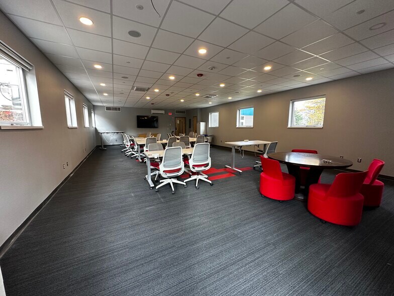More Photos Of 553 Roosevelt Hwy, Colchester Office For Lease