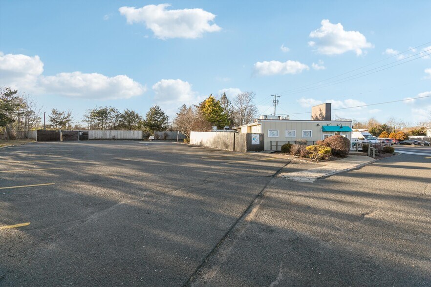 More Photos Of 20 County Road 39, Southampton Restaurant For Lease