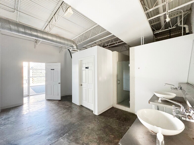 More Photos Of 1121 Delano St, Houston General Retail For Lease