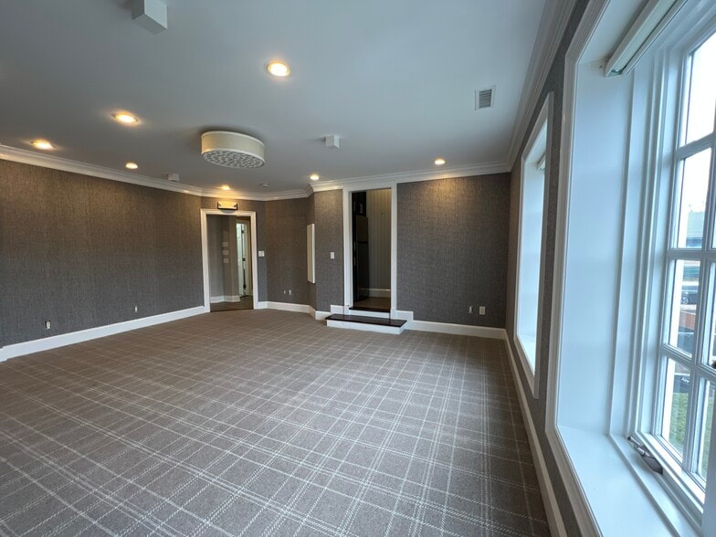 More Photos Of 21 South Ave, New Canaan Storefront Retail Office For Lease