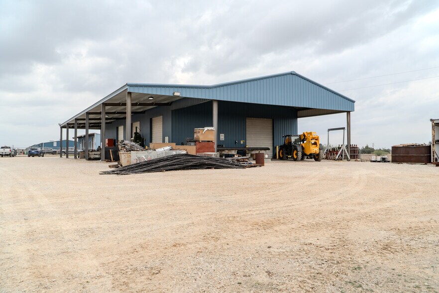 More Photos Of 945 Huser Blvd, Schulenburg Industrial For Lease