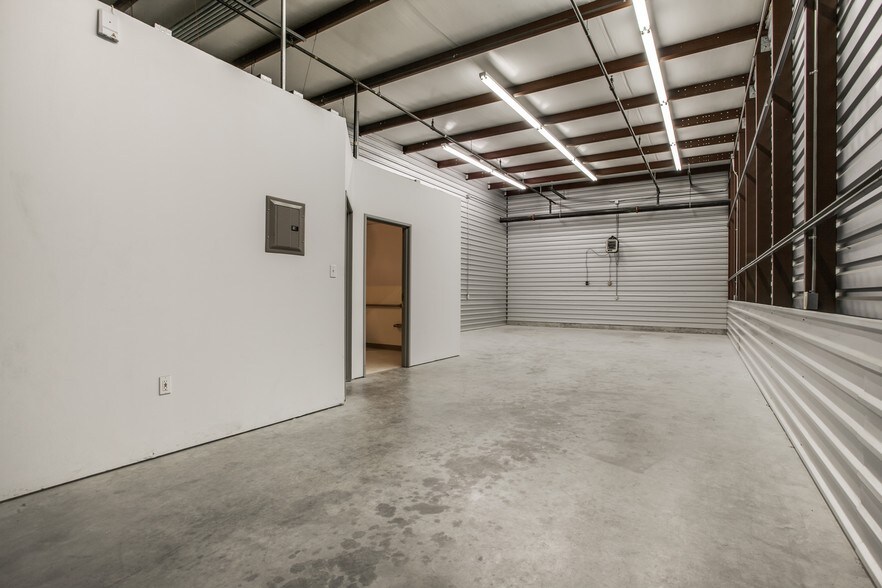 More Photos Of 800 Fulgham Rd, Plano Warehouse For Lease