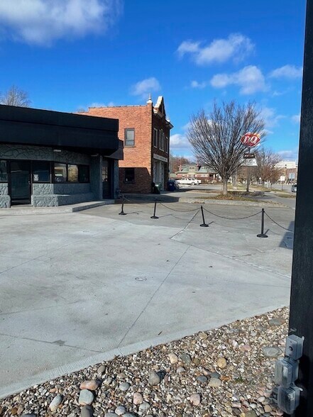More Photos Of 1843 Massachusetts St, Lawrence Auto Repair For Sale