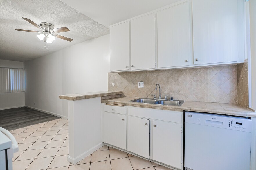 More Photos Of 6121 Woodman Ave, Van Nuys Apartments For Sale