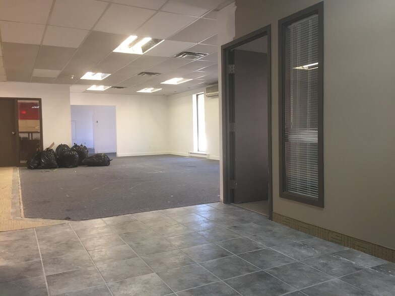 More Photos Of 100 Rue Grenier, Charlemagne Office For Lease