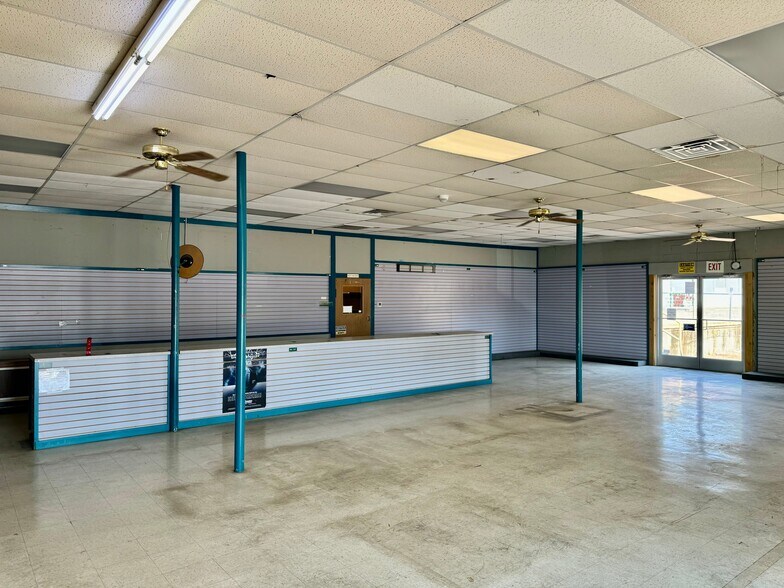 More Photos Of 900 Bonham St, Paris Showroom For Lease