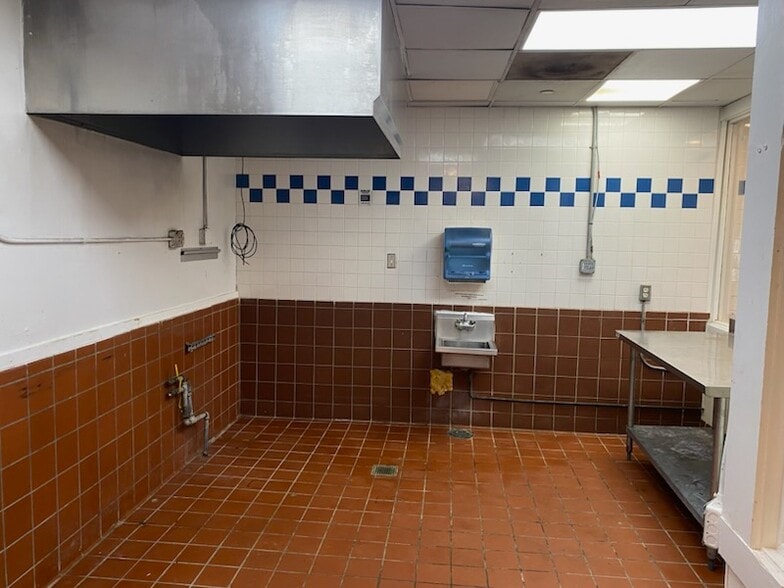More Photos Of 111 23rd St, Galveston Bar For Lease
