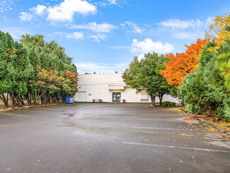 More Photos Of 10302 NE Sandy Blvd, Portland Freestanding For Lease