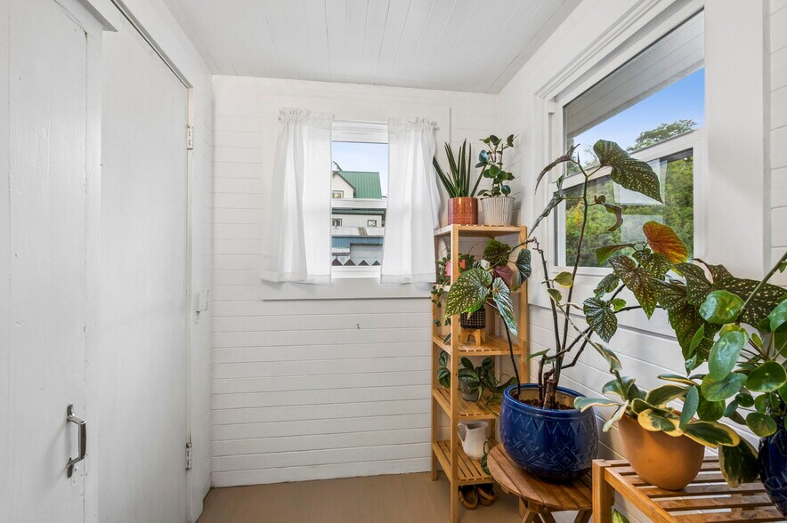 More Photos Of 11020 N Moore Ave, Portland Flex For Sale