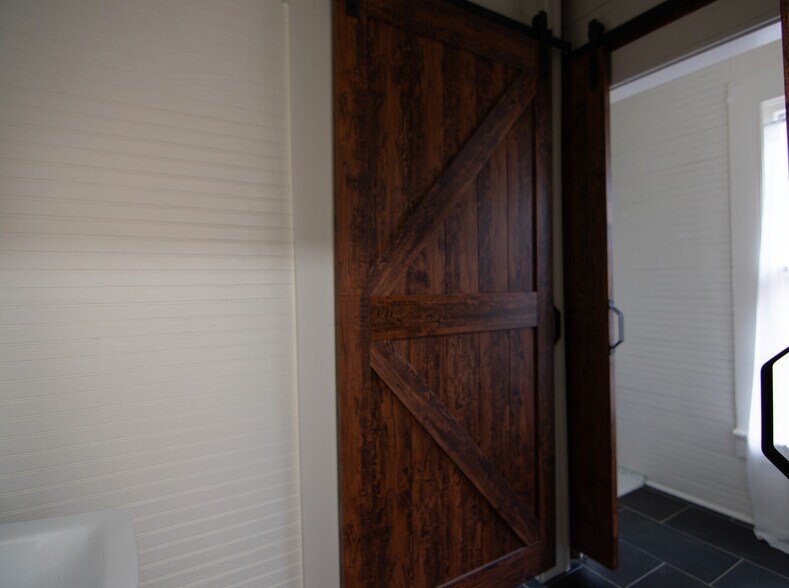More Photos Of 322 Fort Ln, Hamilton Storefront Retail Residential For Sale