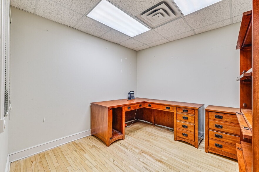 More Photos Of 29 S Chadbourne St, San Angelo Drugstore For Sale