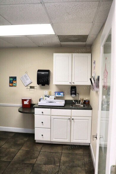 More Photos Of 8225 Normandy Blvd, Jacksonville Medical For Sale