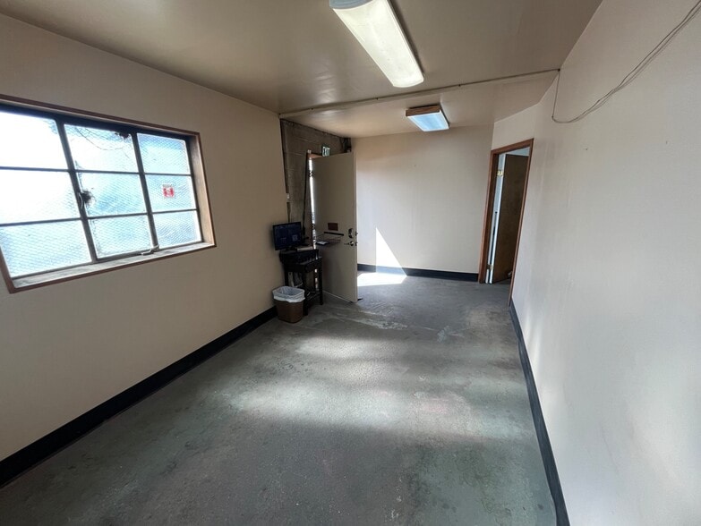 More Photos Of 1940 S Bannock St, Denver Service For Lease
