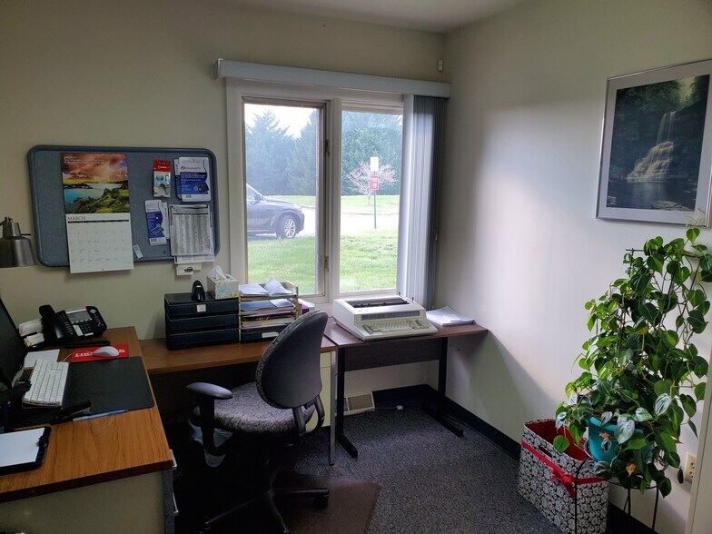 More Photos Of 7857 Enon Dr, Hollins Medical For Sale