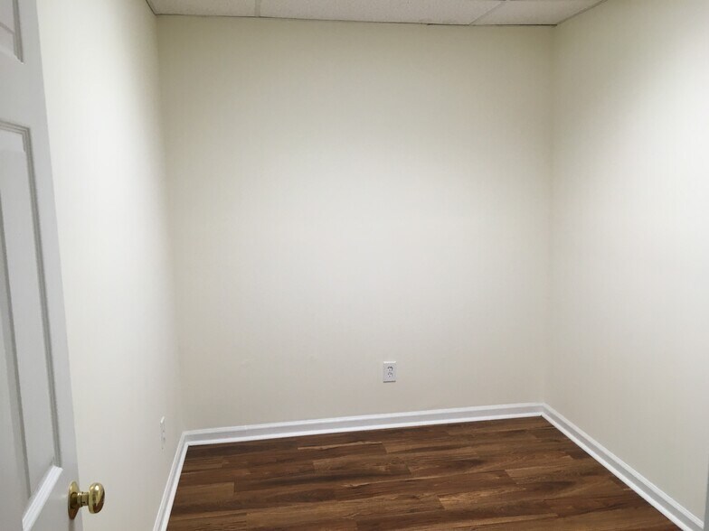 More Photos Of 2225 Ashley Crossing Dr, Charleston Office Residential For Lease