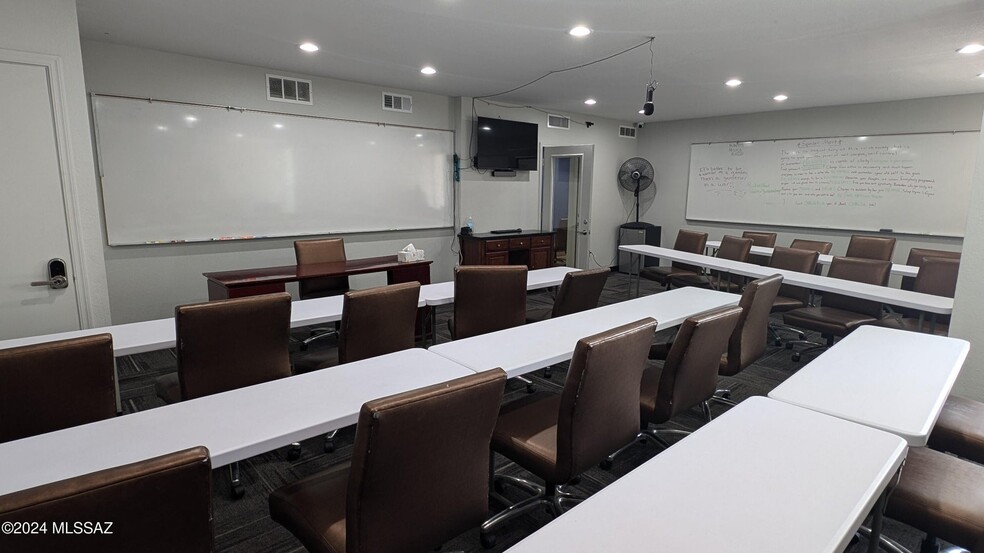 More Photos Of 2901 N Country Club Rd, Tucson Freestanding For Sale