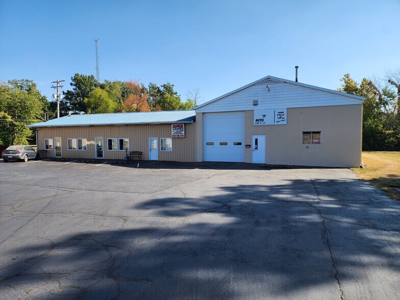 More Photos Of 1303 E Main St, Robinson Storefront Retail Office For Sale