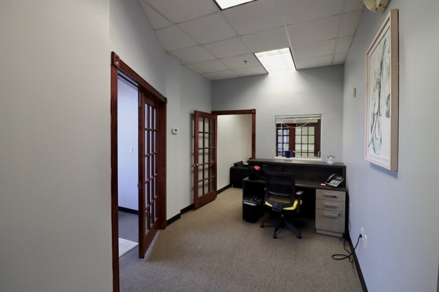 More Photos Of 2734 W Sunrise Blvd, Pearland Office For Lease