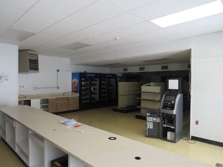 More Photos Of 256 Jackson Ave, Bradford Storefront For Sale