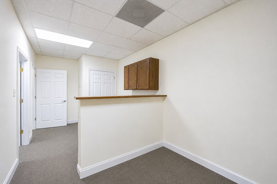 More Photos Of 10310 Memory Ln, Chesterfield Office For Sale